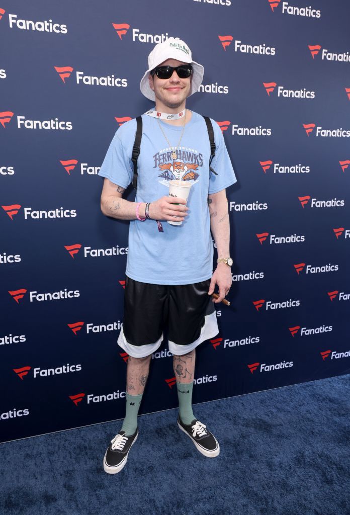 Pete Davidson  z usuniętymi tatuażami