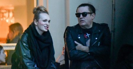 Madox z "fryzurą na Sarsę" i RÓŻEM NA POLICZKACH bawi się z nowym menedżerem (ZDJĘCIA)