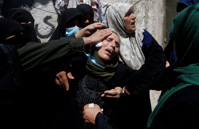 25.08.2021 r., Strefa Gazy. Matka Palestyńczyka Osamy Deeij podczas pogrzebu syna, który zmarł wskutek obrażeń podczas protestu przeciwko Izraelowi na granicy.
