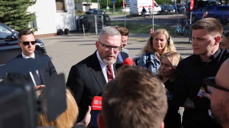 Warszawa, 28.04.2025. Wybory Prezydenta RP 2025 - kampania. Europoseł, kandydat w zbliżających się wyborach na fotel prezydenta RP Grzegorz Braun (C) w drodze na debatę prezydencką "Super Expressu", 28 bm. w Studio ZPR Media w Warszawie. (sko) PAP/Rafał Guz