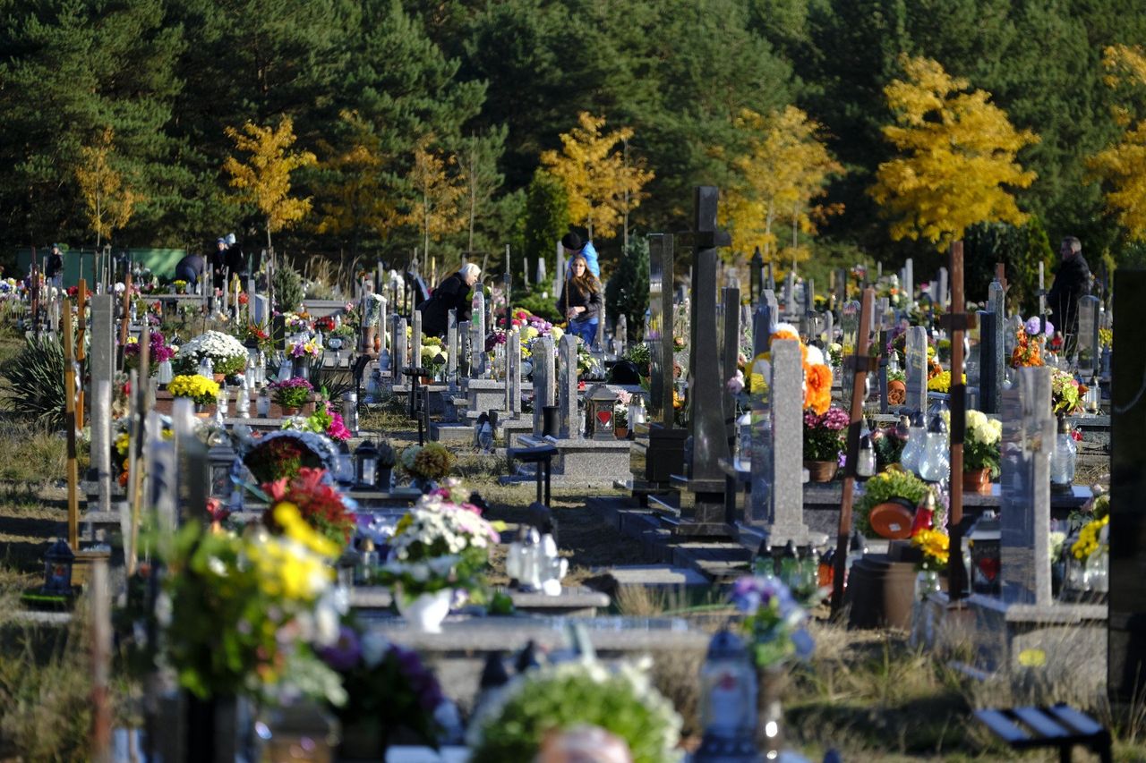Pleszew: Wszystkich Świętych 2025. Modlitwa i odwiedzanie grobów bliskich