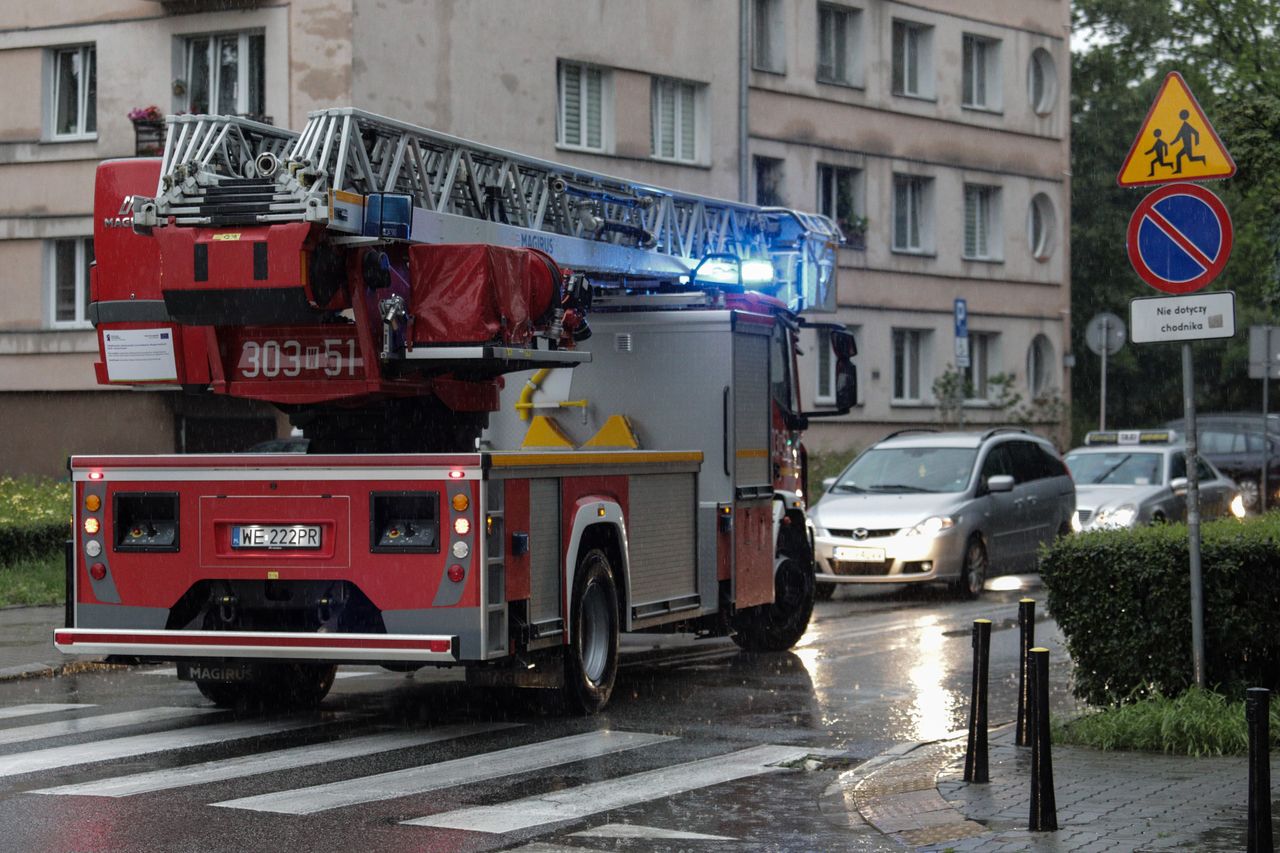 Warszawa. Akcja ratunkowa na Śródmieściu. Człowiek w studzience burzowej