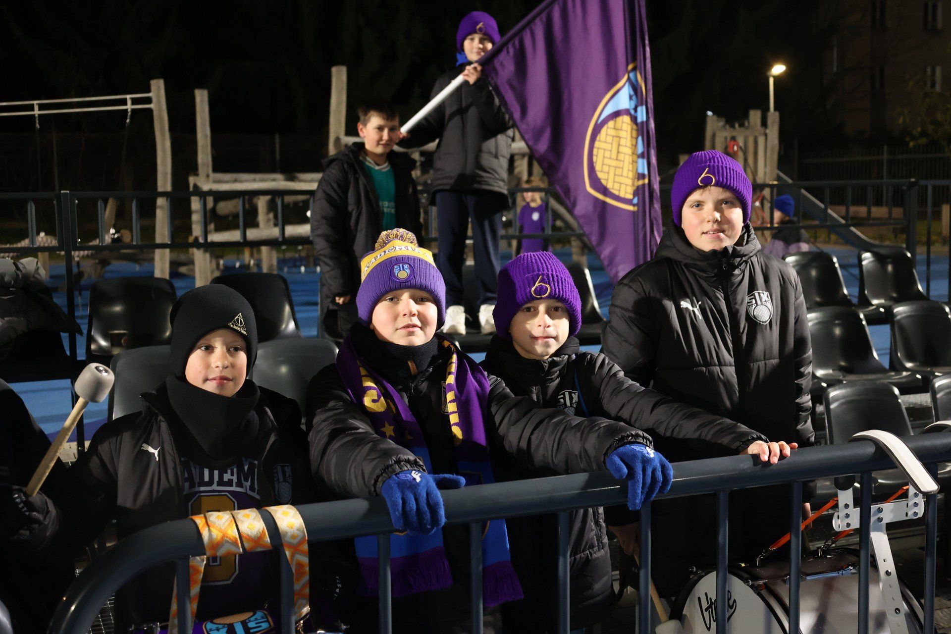 Kibice dopingują swoje drużyny - sportowa atmosfera w sercu Nowego Tomyśla