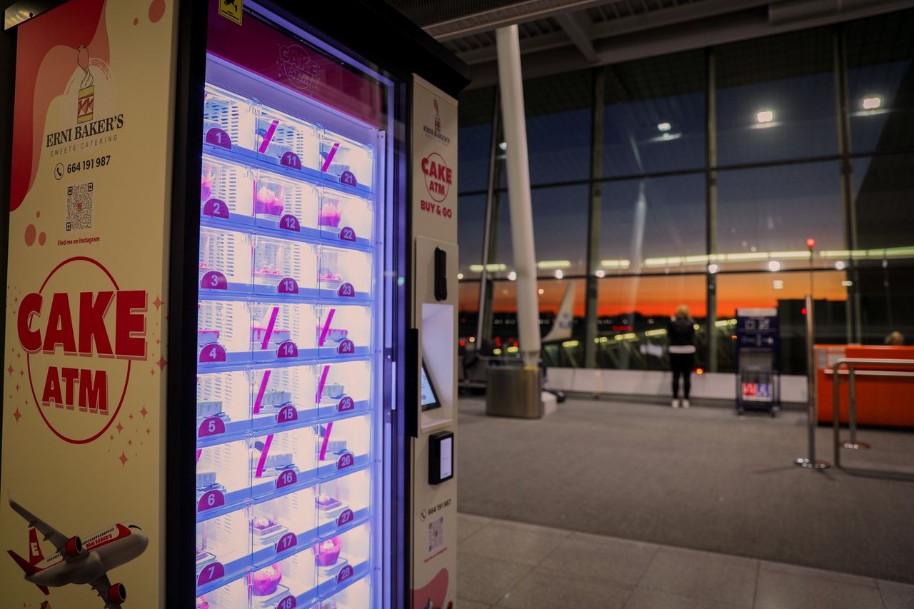 Postawili automat z ciastami na lotnisku. "Ceny z kosmosu"