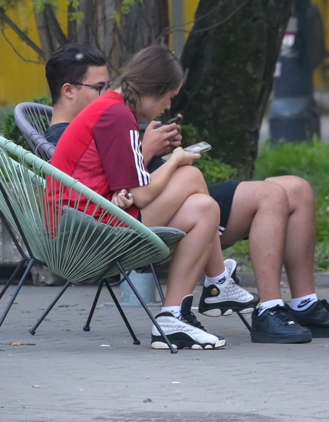 Allan Krupa sprzedaje kiełbaski w food trucku