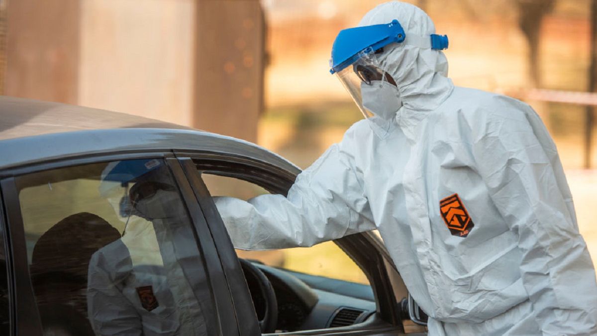 Koronawirus rozprzestrzeniał się nawet na 8 metrów