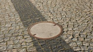 Bydgoszcz: Przytkane wpusty uliczne, a na ulicach - jeziora. Drogowcy czyszczą je tylko interwencyjnie