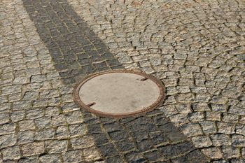 Bydgoszcz: Przytkane wpusty uliczne, a na ulicach - jeziora. Drogowcy czyszczą je tylko interwencyjnie