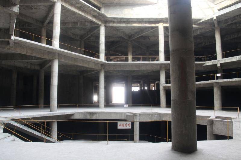 Północnokoreański Hotel Zagłady ujawnia tajemnicę: to wielka, betonowa wydmuszka 3