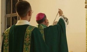 Oszuści podszywają się pod biskupa. Wrocławska kuria ostrzega