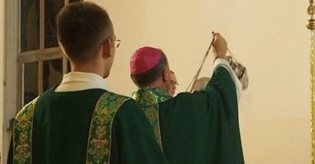 Oszuści podszywają się pod biskupa. Wrocławska kuria ostrzega