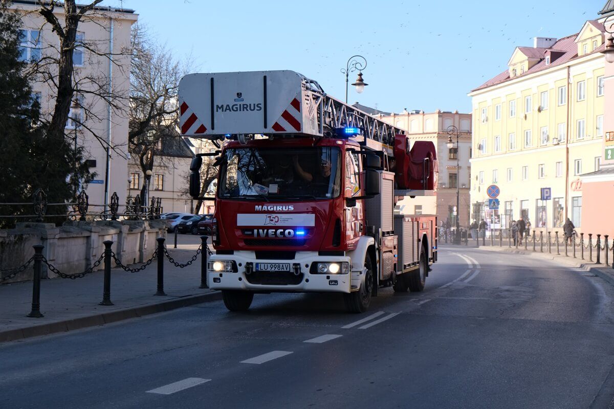Ktoś oblał drzwi mieszkania łatwopalną cieczą, podpalił i uciekł. Sprawca jest poszukiwany