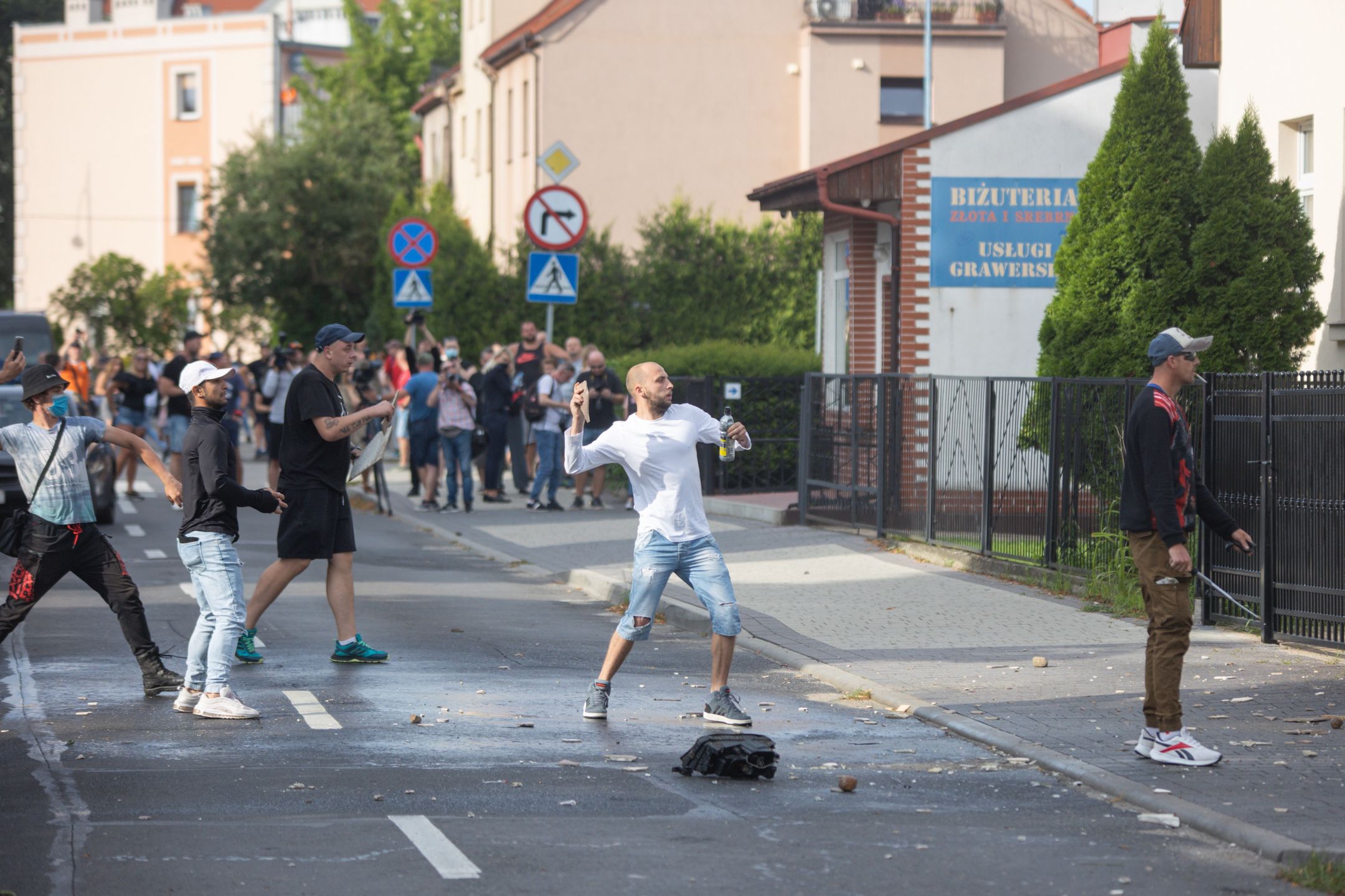 Lubin. Atak demonstrantów na komendę. Kilku funkcjonariuszy rannych 
