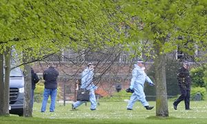 Tajemnicze przedmioty koło ambasady Izraela. Policjanci założyli stroje ochronne
