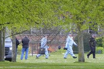 Tajemnicze przedmioty koło ambasady Izraela. Policjanci założyli stroje ochronne
