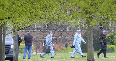 Tajemnicze przedmioty koło ambasady Izraela. Policjanci założyli stroje ochronne