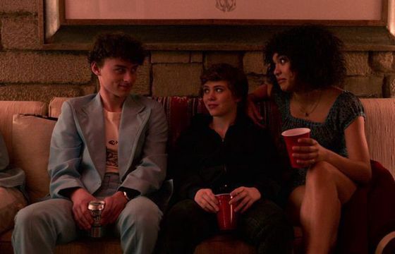 Netflix pokazuje pierwsze zdjęcia z planu serialu „To nie jest OK” od twórców „Stranger Things”