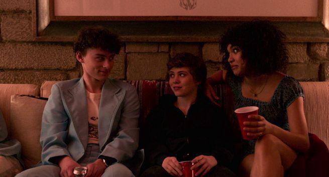 Netflix pokazuje pierwsze zdjęcia z planu serialu „To nie jest OK” od twórców „Stranger Things”