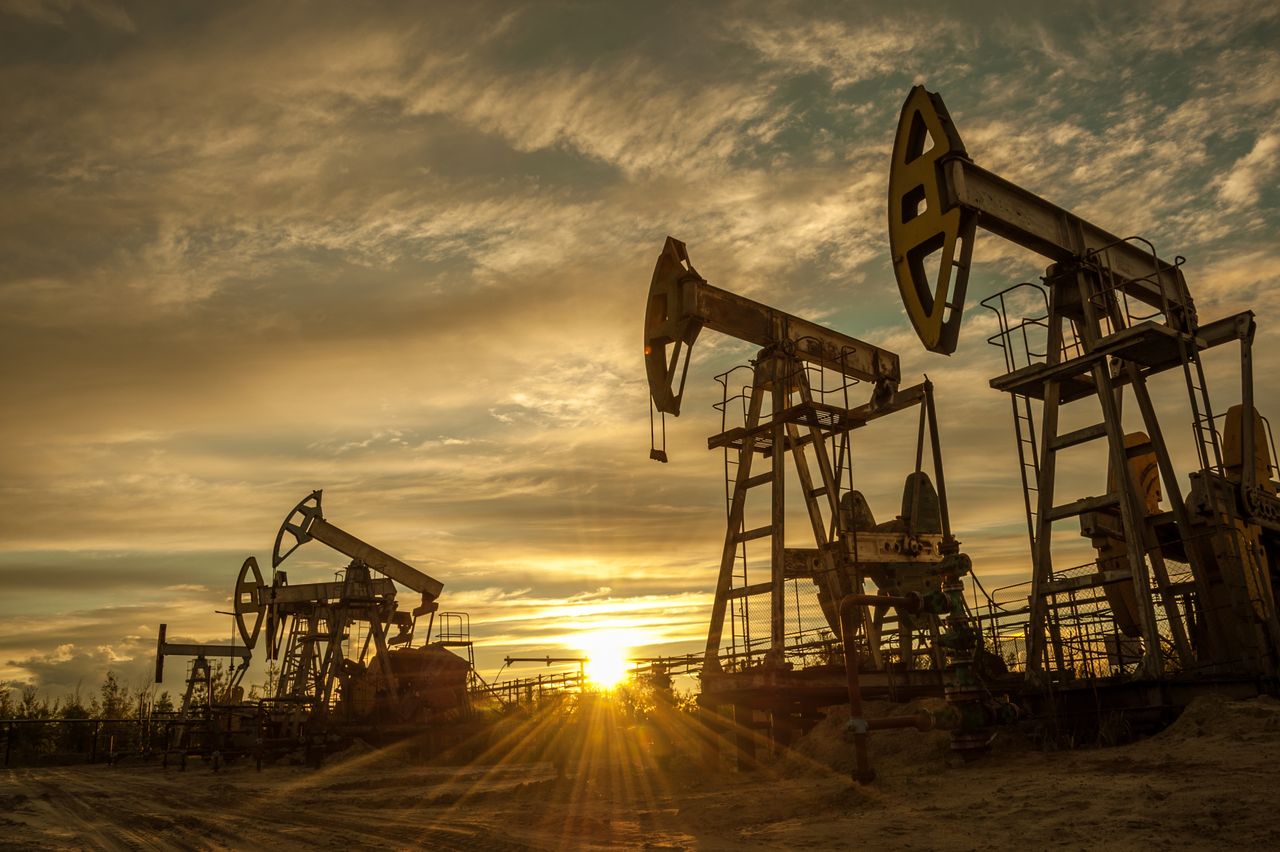 U.S. Tightens sanctions, oil prices edge higher
