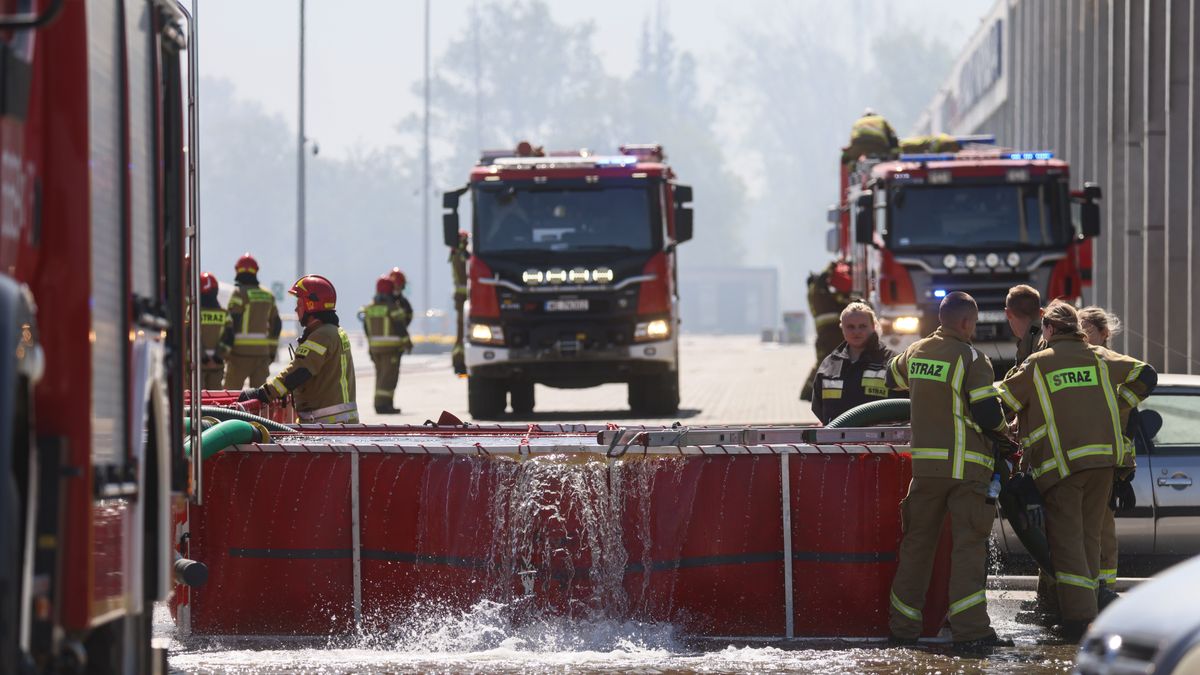 Warszawa, 12.05.2024. Dogaszanie pożaru kompleksu handlowego przy ul. Marywilskiej 44 w Warszawie, 12 bm. Ogniem objęte było ponad 80 proc. hali. Działania ratownicze prowadziło 50 zastępów, w tym SGRChem. (aldg) PAP/Leszek Szymański***Do tego materiału zdjęciowego dostępna jest również depesza w systemie CSI, pt.: Warszawa/ Strażacy dogaszają pożar kompleksu handlowego Marywilska 44**