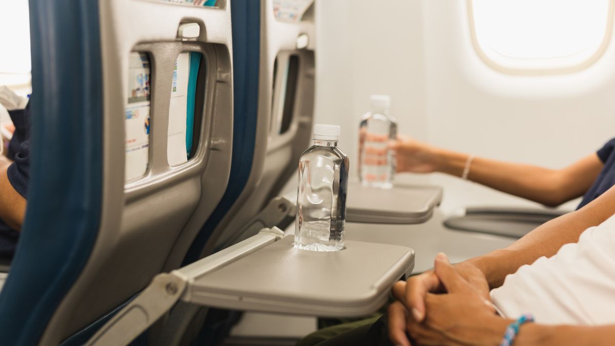 Picie wody w samolocie może się zakończyć źle. Wyjaśniamy, dlaczego