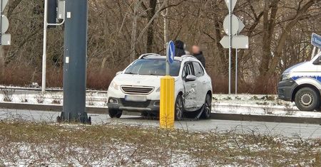 Zjeżdżając z ronda, nie spojrzał na światła. Renault uderzył w peugeota. Obywatel Ukrainy ukarany mandatem [ZDJĘCIA]