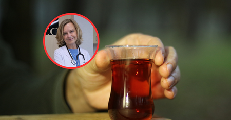Ryzyko udaru spada nawet o 95 proc. Kardiolog mówi, ile warto jej pić