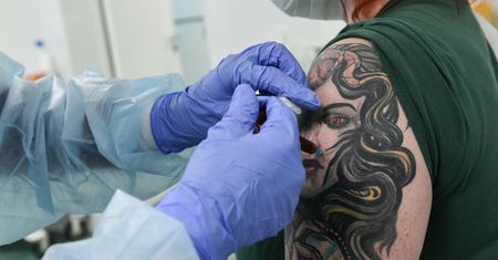 Założyli, że część szczepionek na COVID "się zniszczy". Wiceminister się wygadał