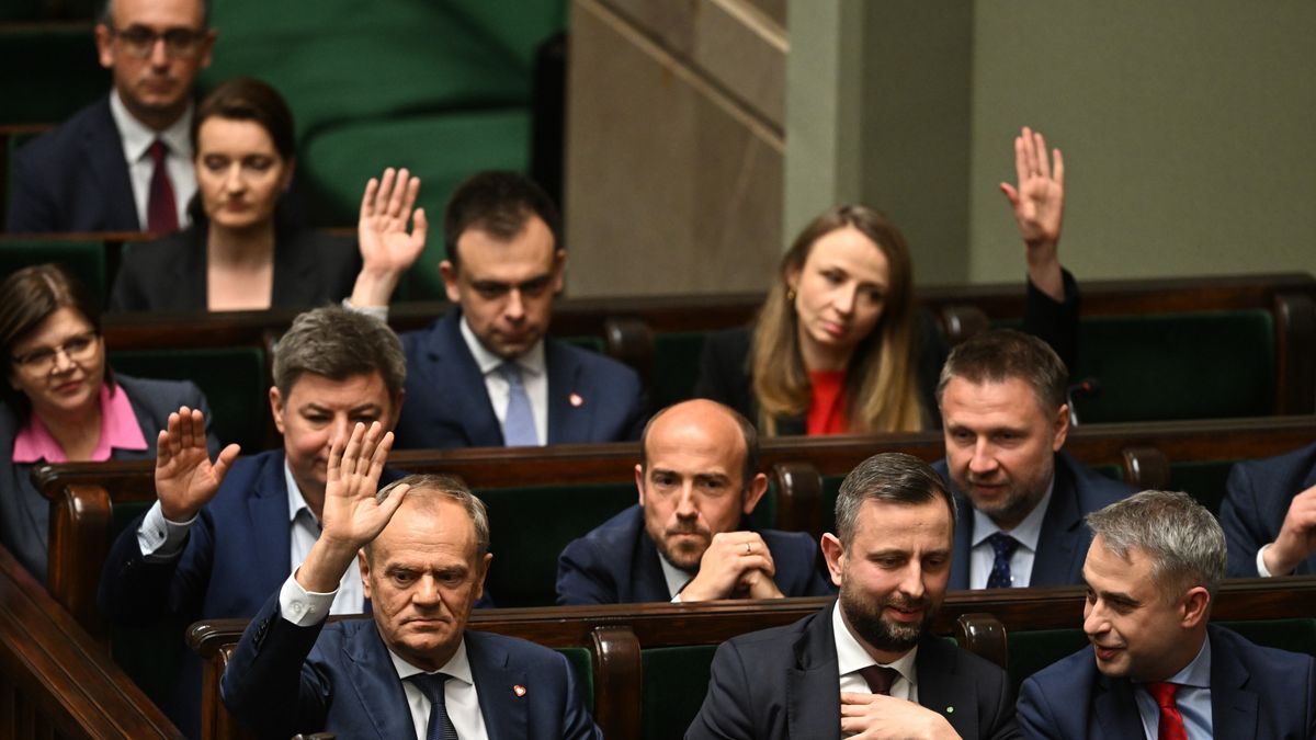 Warszawa, 12.04.2024. Od frontu: premier Donald Tusk (L), wicepremier, minister obrony narodowej Władysław Kosiniak-Kamysz (L) oraz wicepremier, minister cyfryzacji Krzysztof Gawkowski (P) na sali obrad Sejmu w Warszawie, 12 bm. Sejm przyjął do dalszych prac cztery projekty dot. przepisów aborcyjnych, które złożyły: KO, Lewica i Trzecia Droga. (jm) PAP/Radek Pietruszka