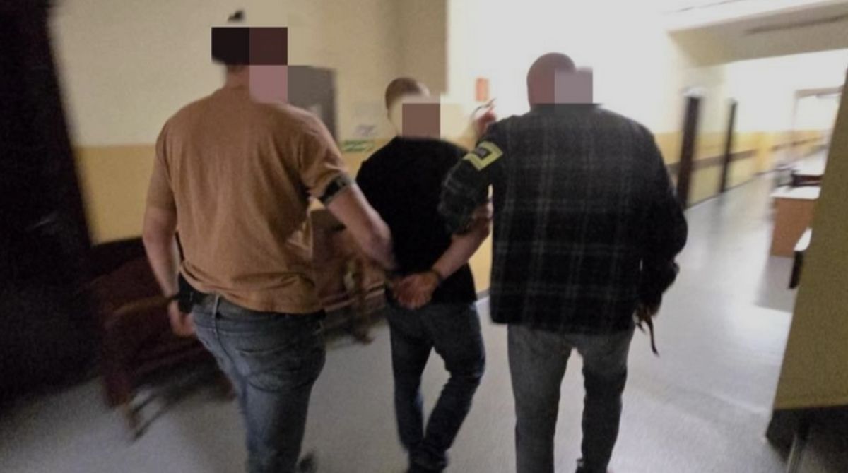Wyłamał drzwi i napadł na domowników. To wszystko dla 100 złotych. 26-latkowi z Rudzińca grozi długa odsiadka