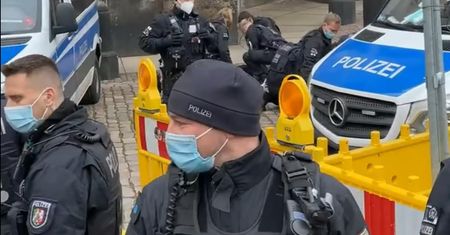 Drezno. Kaszlnęła w ich stronę. Policja skuła kobietę i siłą założyła jej maskę