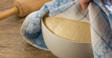 Właśnie takie ciasto drożdżowe robiły nasze babcie. Zawsze pamiętały o jednym