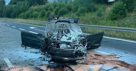 Mysłowice: Wypadek na S1. Auto dachowało po zderzeniu z ciężarówką