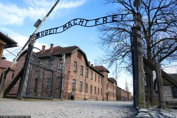 Muzeum Auschwitz wyremontuje historyczny barak. Prace przy bramie "Arbeit macht frei"