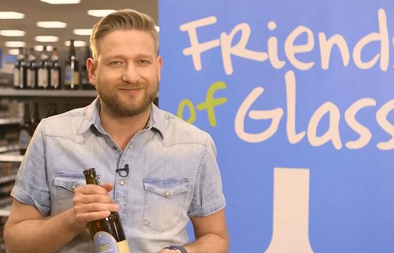 „Szkło jest wiecznie żywe” - Bartek Jędrzejak w akcji promującej recykling (wideo)