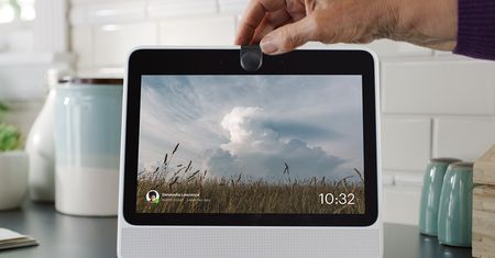 Oto Facebook Portal. Ma kamerę i mikrofon, aby nas dobrze widzieć i słyszeć