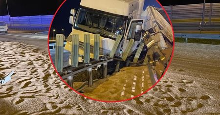 Zboże na A1. Ciężarówka wjechała w bariery