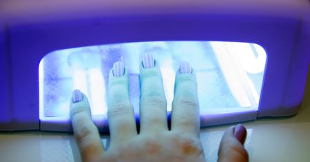 Nie mogła poruszać dłońmi. Wszystko przez żelowy manicure, który robiła przez lata