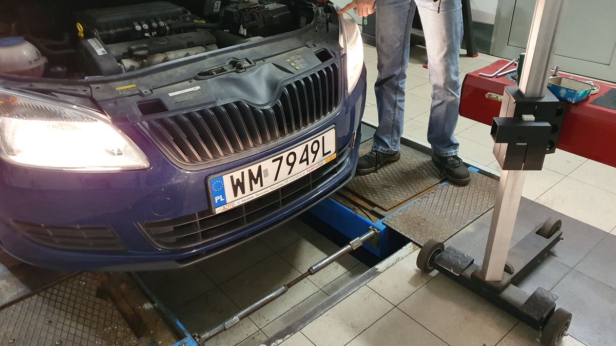 Światła kontroluje się na obowiązkowym badaniu technicznym, ale pomiędzy przeglądami warto je sprawdzić.