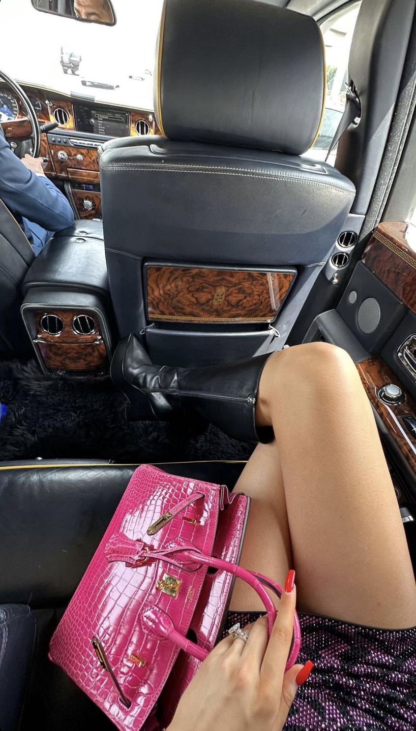 Caroline Derpienski chwali się zakupioną w Dubaju torbą z krokodyla za 100 tysięcy