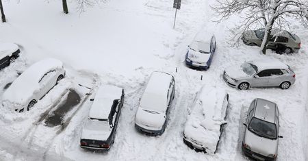 Intensywne opady śniegu i marznąca mżawka. 5 błędów kierowców