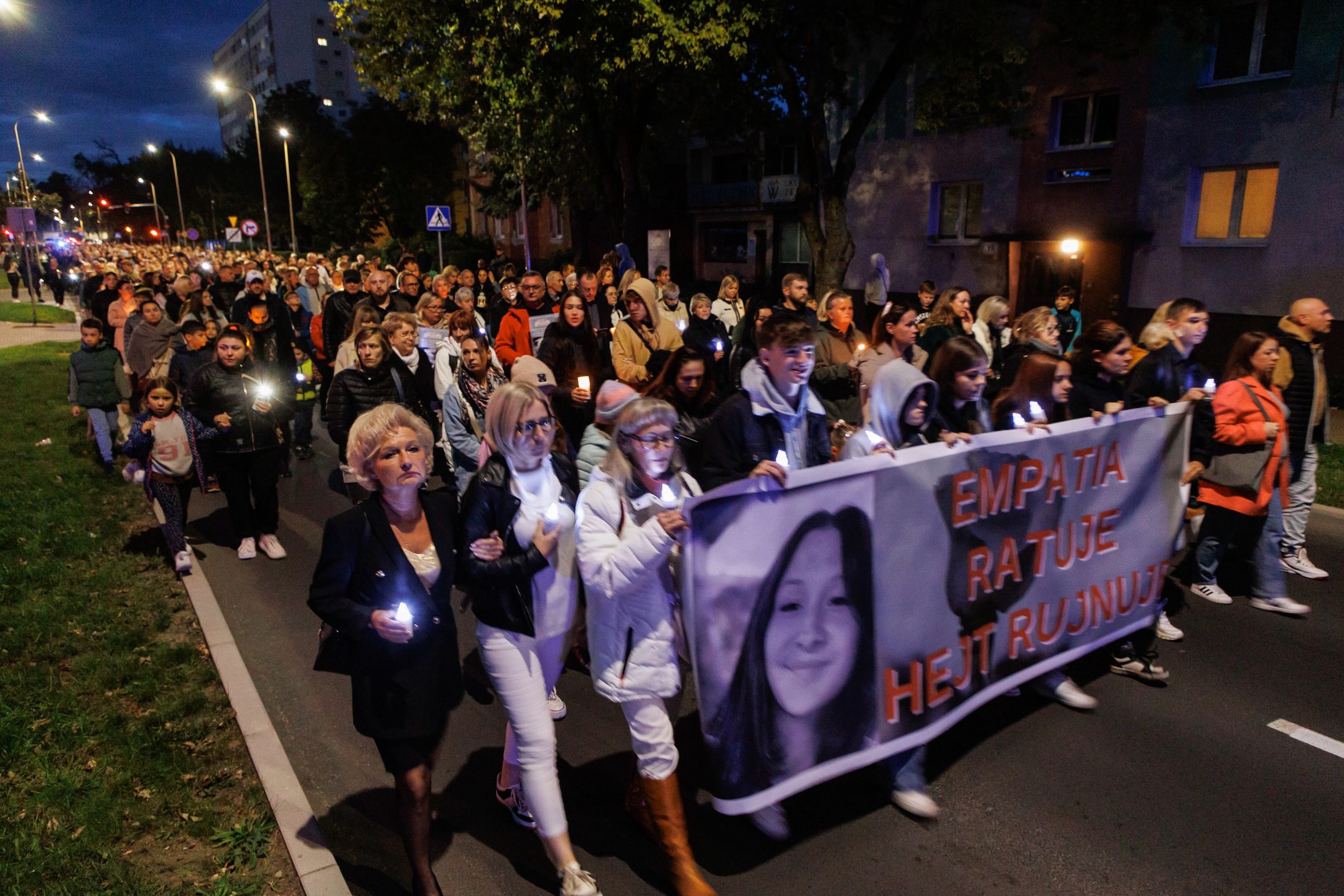 Lubin, 29.09.2024. Marsz milczenia w Lubinie, 29 bm. dla szesnastolatniej Julii która popełniła samobójstwo. Dziewczyna byłą ofiarą hejtu ze strony rówieśników. (ad) PAP/Tomasz Golla