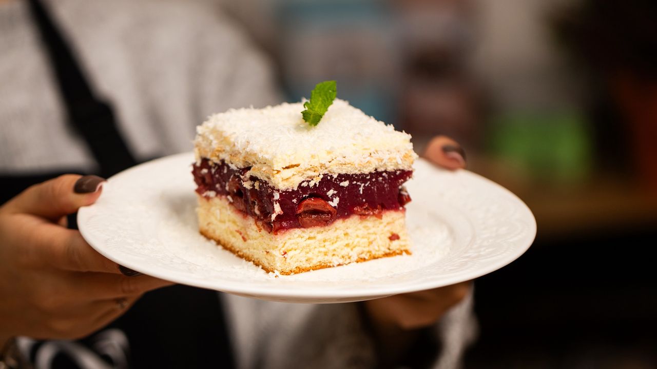 Ofelia cake: A family celebration delight with sweet cherries