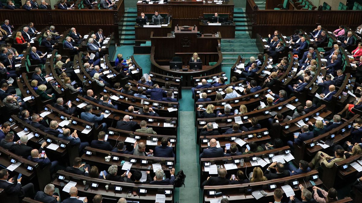 Pos�owieWarszawa, 04.12.2025. Pos�owie na sali obrad Sejmu, 4 bm. w Warszawie. Prezydium Sejmu, na wniosek premiera Donalda Tuska, przeg�osowa�o utajnienie pi�tkowego punktu obrad, podczas kt�rego szef rz�du przedstawi piln� informacj� dot. bezpiecze�stwa pa�stwa. (ad) PAP/Pawe� SupernakPawe� Supernak10 10. X kadencja kadencji, obrady, obrady Sejmu, polityk, polityka, posiedzenie, sala obrad, sala plenarna, sala posiedze�, sejm, sejmu