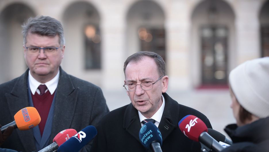 Warszawa, 09.01.2024. Były szef CBA i były minister spraw wewnętrznych Mariusz Kamiński (P) oraz jego były zastępca Maciej Wąsik (L) przed Pałacem Przezydenckim w Warszawie, 9 bm. Prezydent Andrzej Duda zaprosił Mariusza Kamińskiego i Macieja Wąsika do Pałacu Prezydenckiego gdzie odbyła się uroczystość powołania ich bliskich współpracowników na doradców Prezydenta RP. (sko) PAP/Marcin Obara