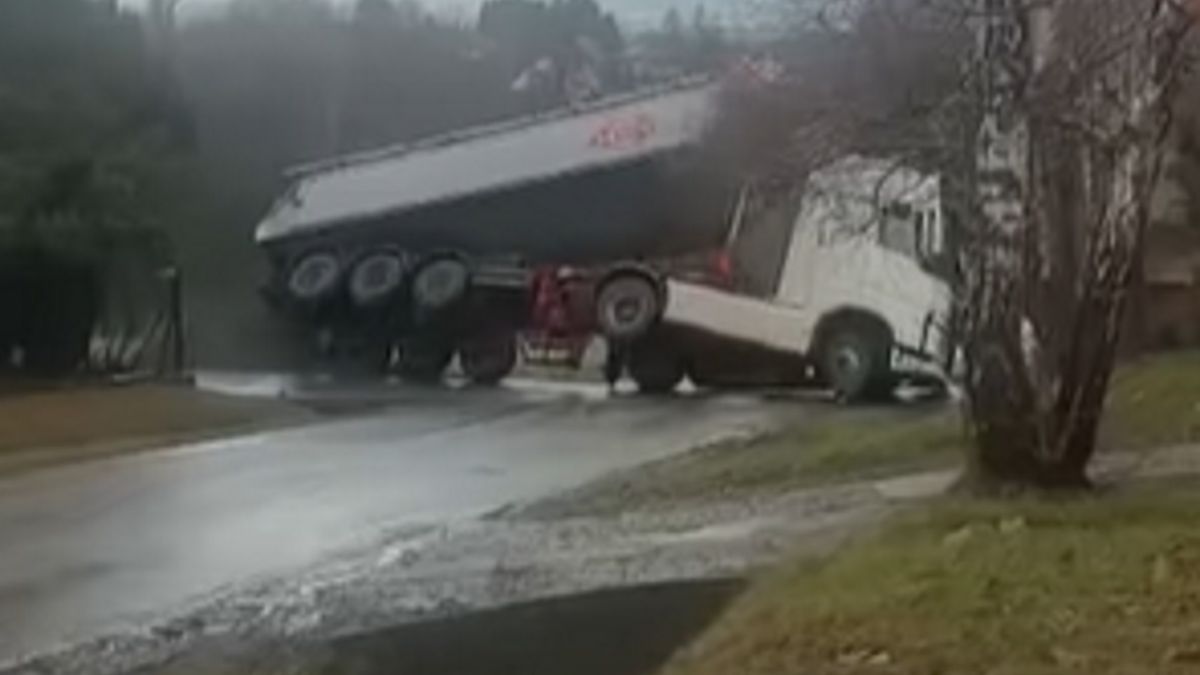 Ciężarówka przewróciła się na bok