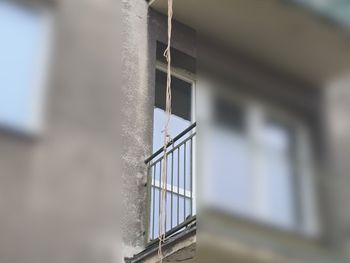 Kraków: Usłyszał policję i zjechał z balkonu po linie. Próbował uciec