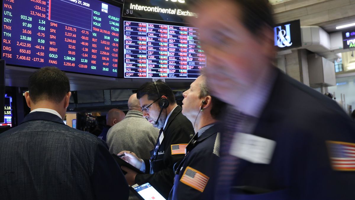 NEW YORK, NEW YORK - JANUARY 27: Traders work on the floor of the New York Stock Exchange (NYSE) on January 27, 2020 in New York City. U.S. stocks fell sharply in morning trading as fears over the spreading coronavirus continue to unsettle global markets. The Dow Jones Industrial Average fell over 400 points after the Opening Bell.  (Photo by Spencer Platt/Getty Images)