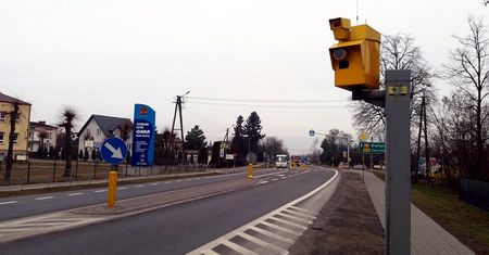W kwietniu 2021 r. mniej naruszeń niż rok wcześniej. Kierowcy hamują przed fotoradarami