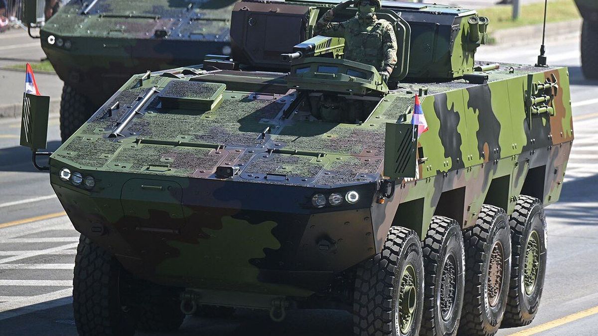 Serbka armia podczas parady z wozami Lazar 3M